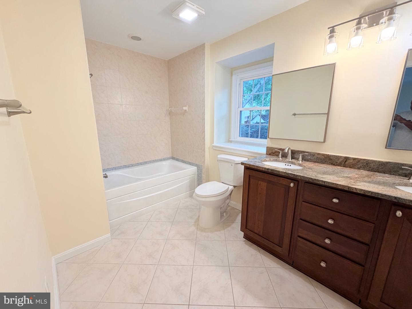 8853 Applecross Ln Property Photo 14