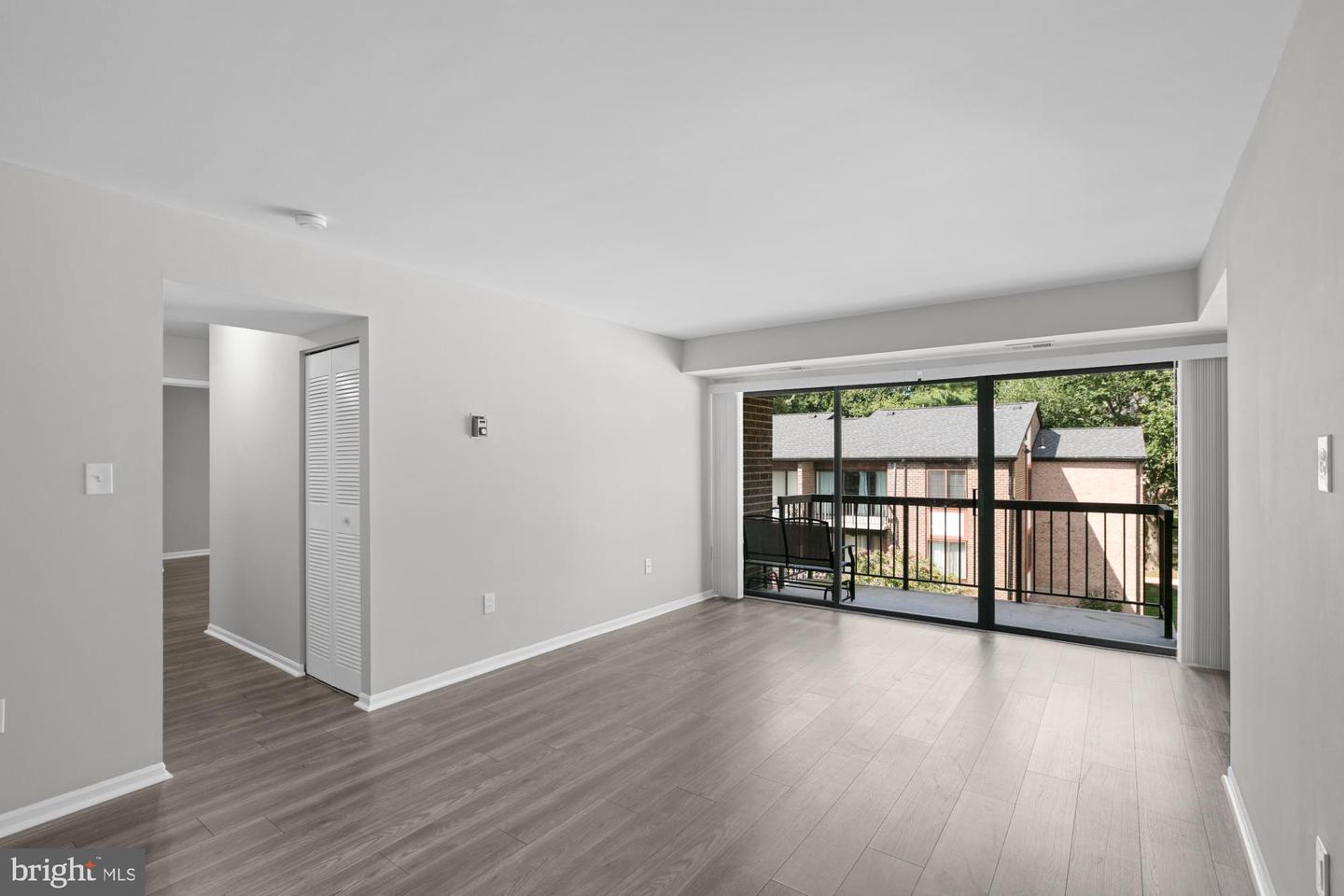 9728 Kingsbridge Dr #302 Property Photo 2