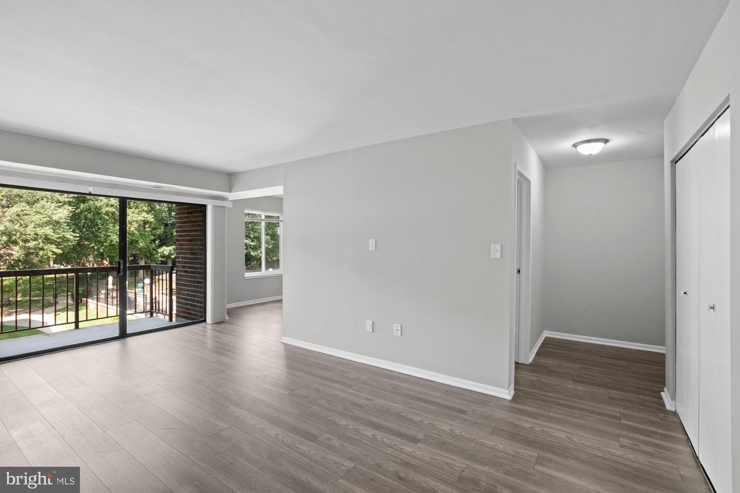 9728 Kingsbridge Dr #302 Property Photo 3