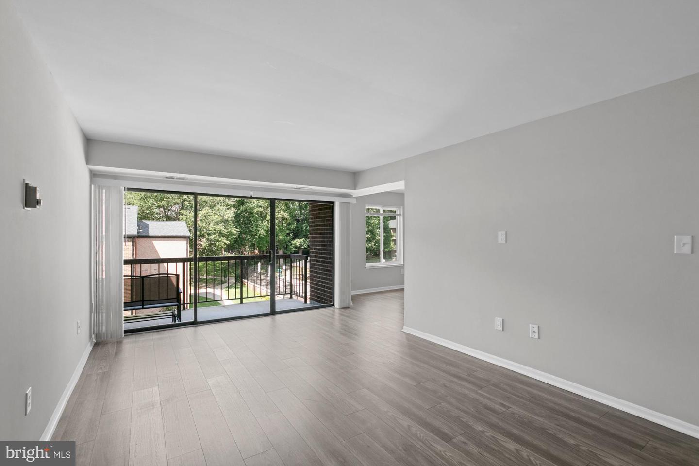 9728 Kingsbridge Dr #302 Property Photo 4