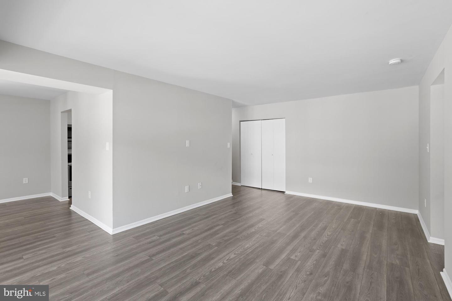 9728 Kingsbridge Dr #302 Property Photo 5