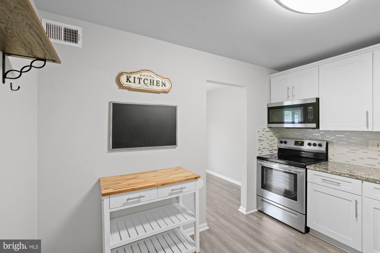 9728 Kingsbridge Dr #302 Property Photo 10