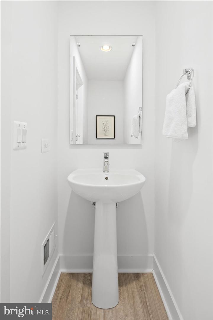 7371 Arlington Blvd Property Photo 12