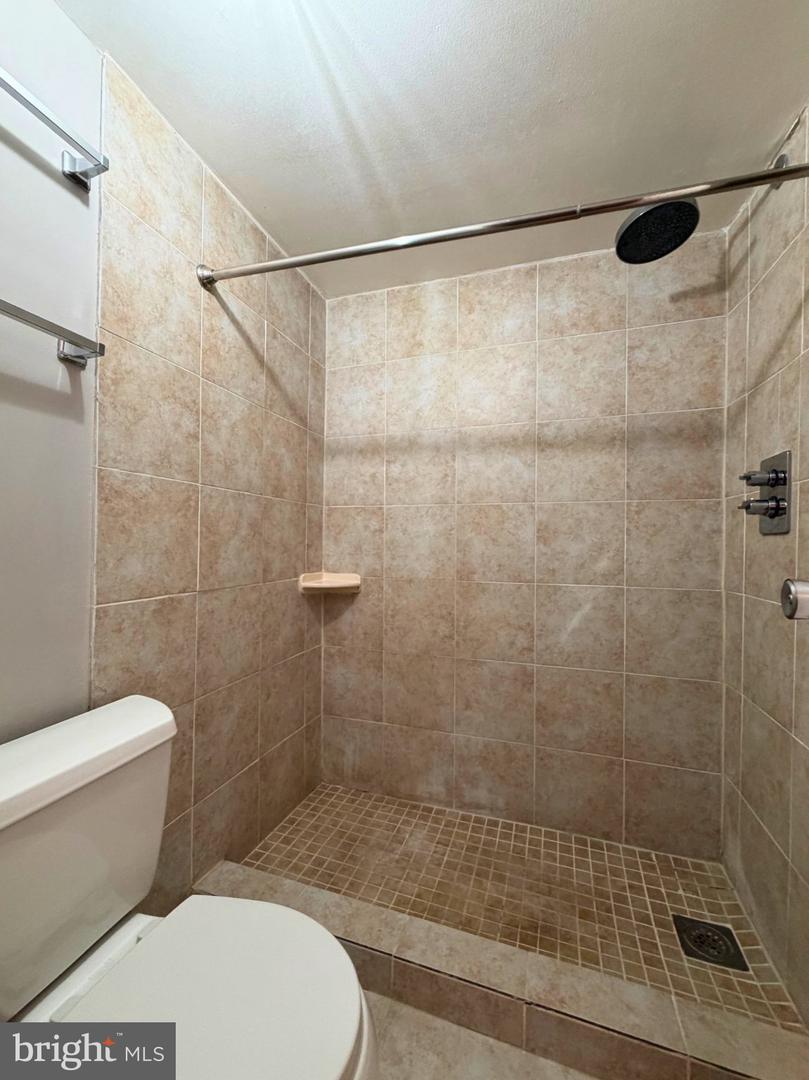 6001 Arlington Blvd #207 Property Photo 12