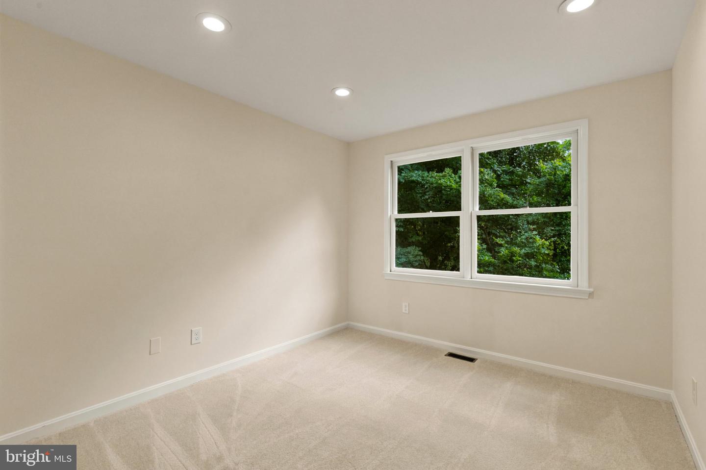 7937 Valleyfield Dr Property Photo 18