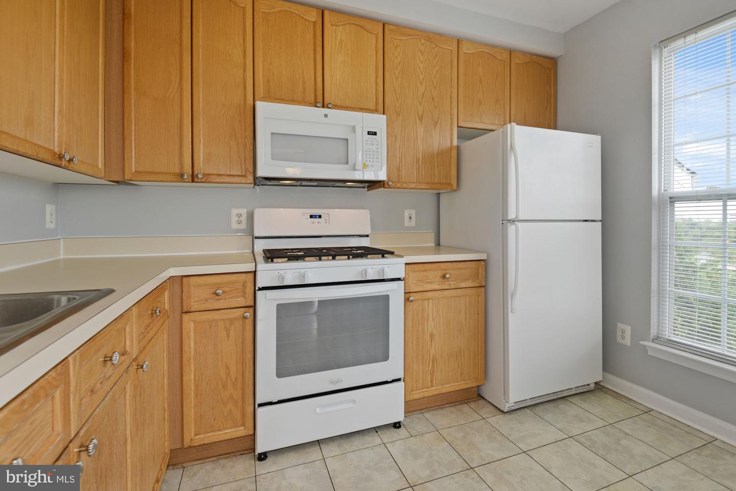 2480 Angeline Dr #302 Property Photo 3