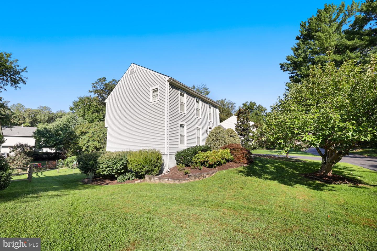 10221 Eagle Landing Ct Property Photo 3