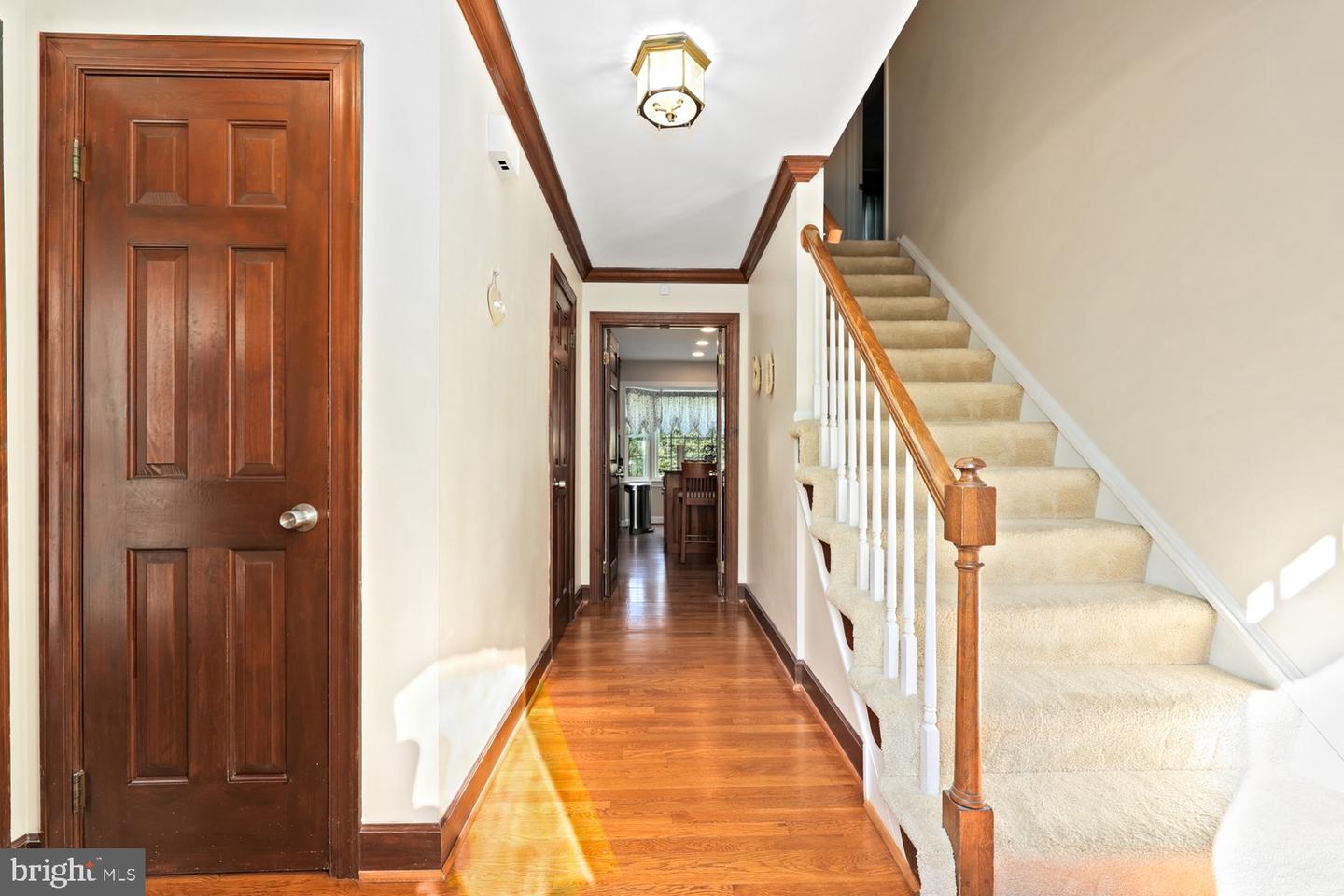10221 Eagle Landing Ct Property Photo 4