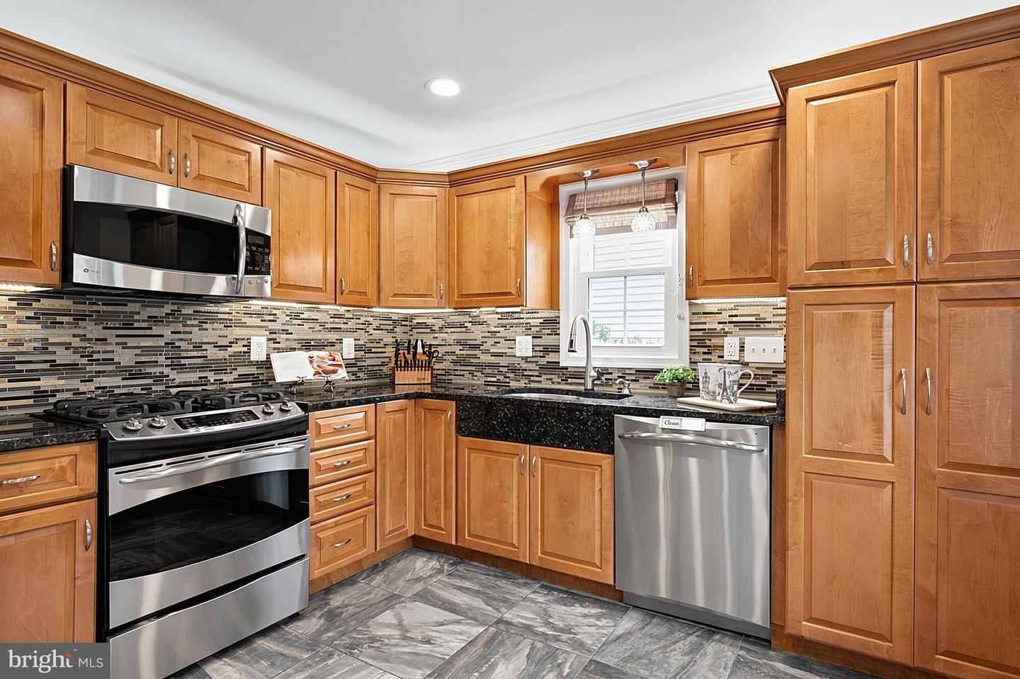 10008 Beacon Pond Ln Property Photo 9
