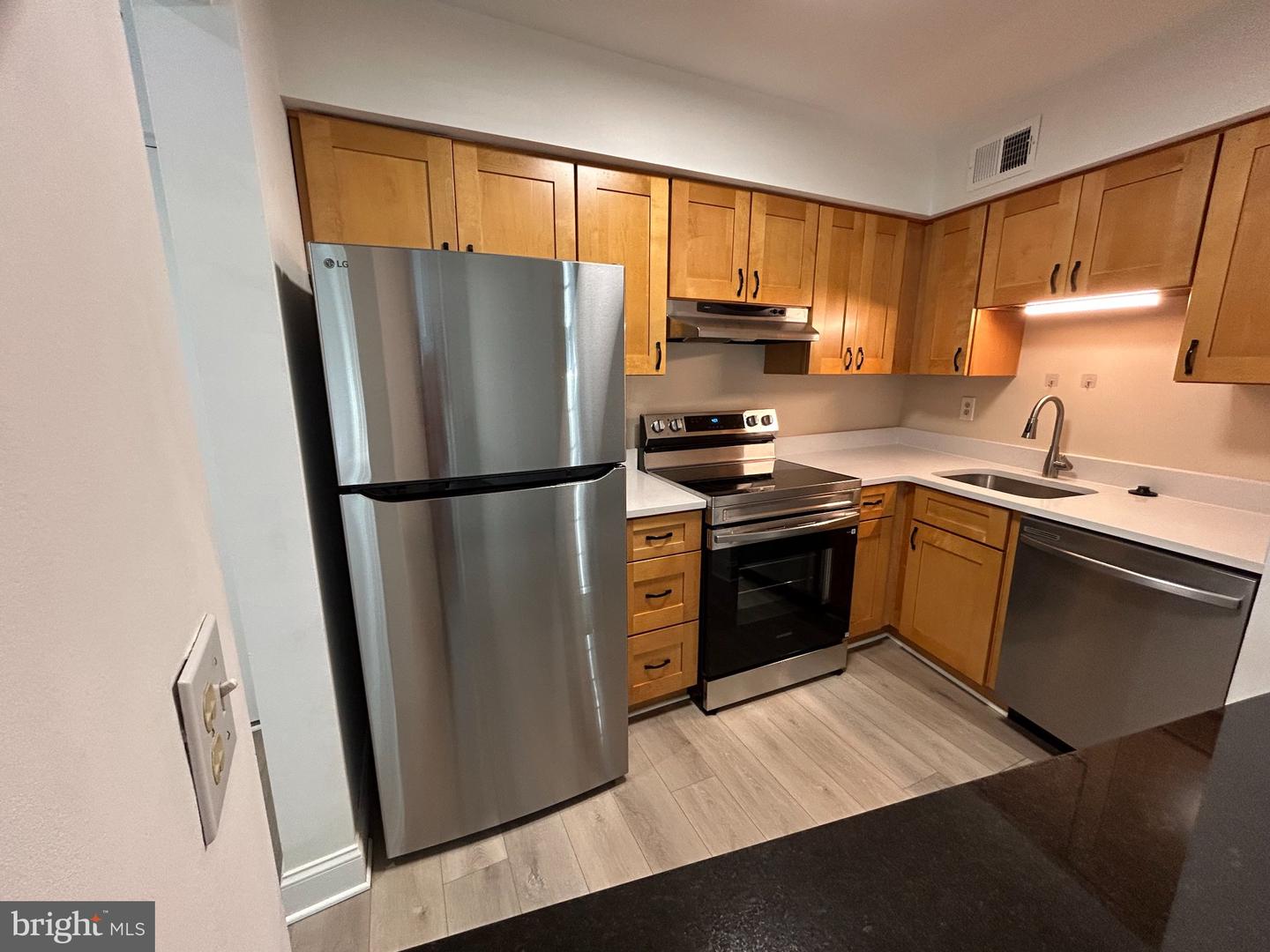 5802 Royal Ridge Dr #b Property Photo 8