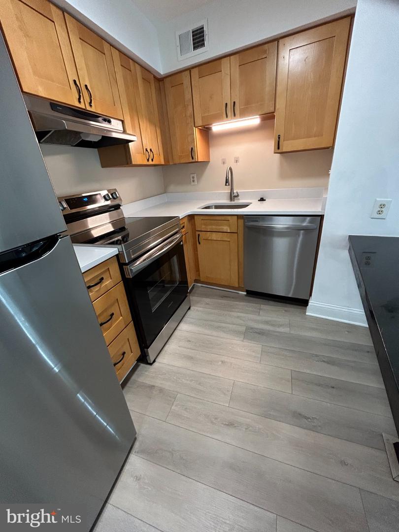 5802 Royal Ridge Dr #b Property Photo 9