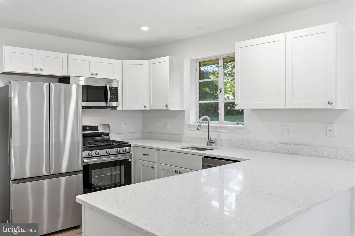 8009 GOSPORT LN Property Photo 1
