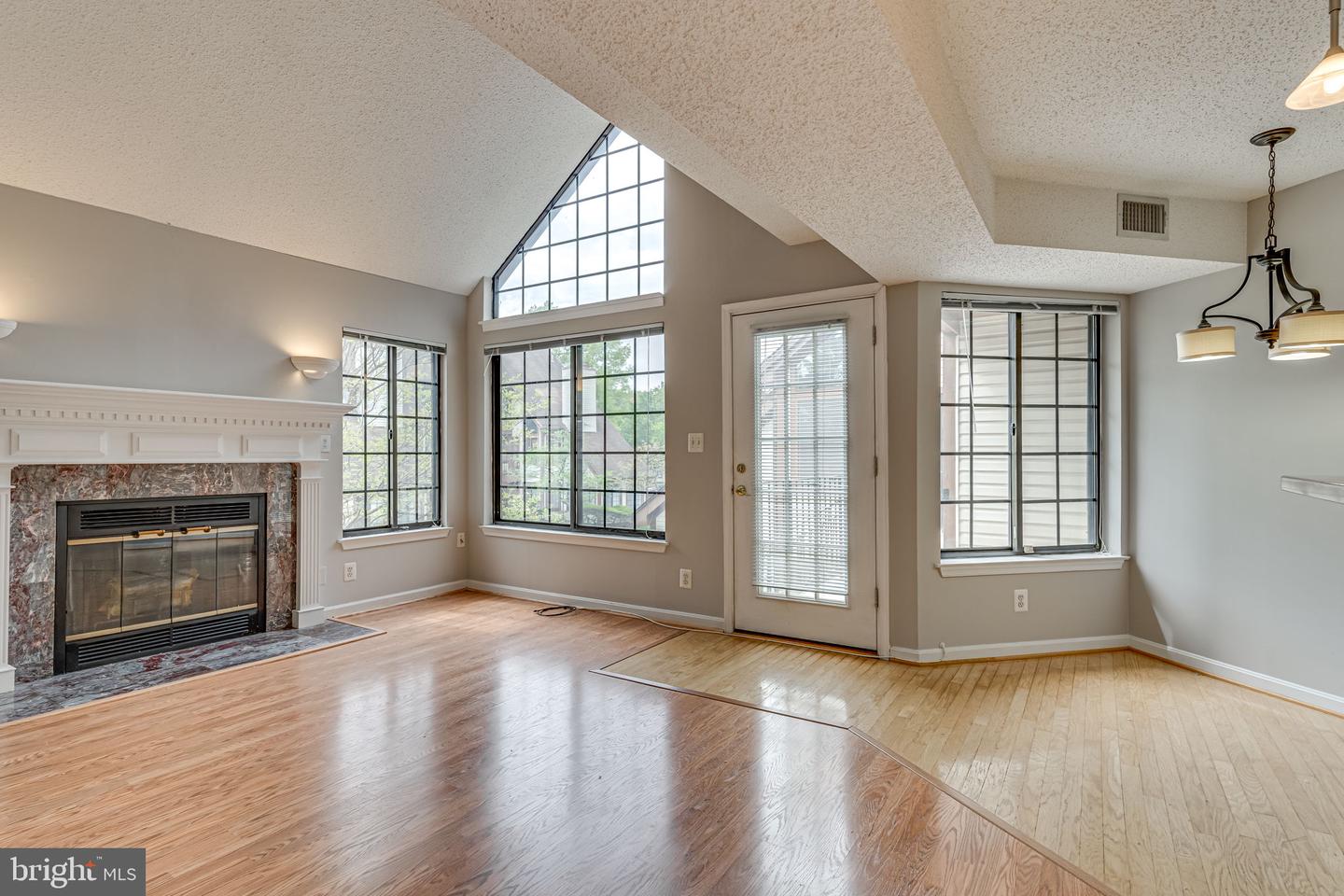 6015 Curtier Dr #e Property Photo 3