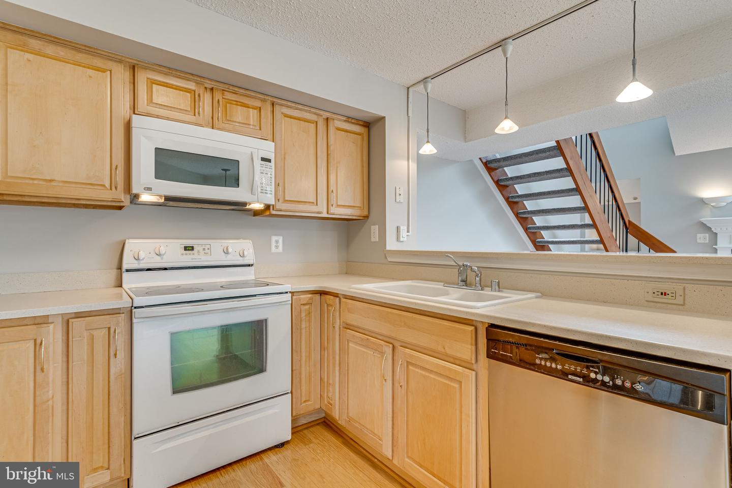 6015 Curtier Dr #e Property Photo 7