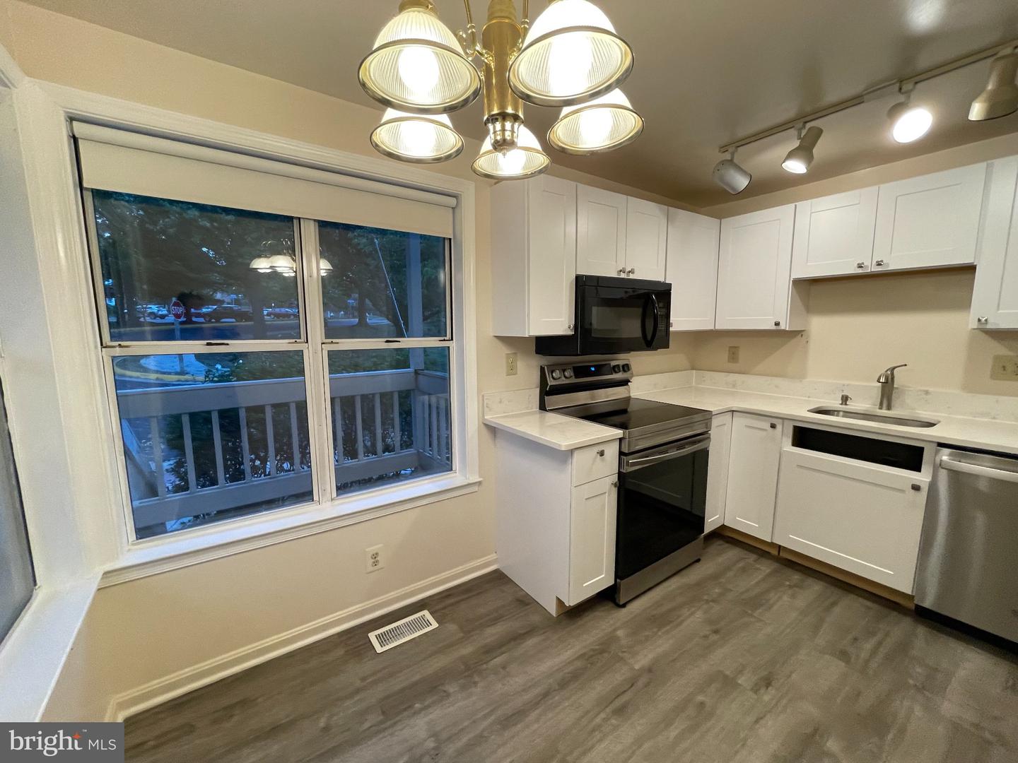 5931 Sir Cambridge Way Property Photo 4