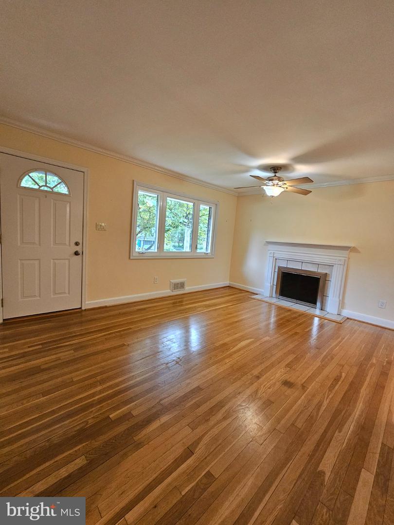 7126 Sanford Ct Property Photo 3