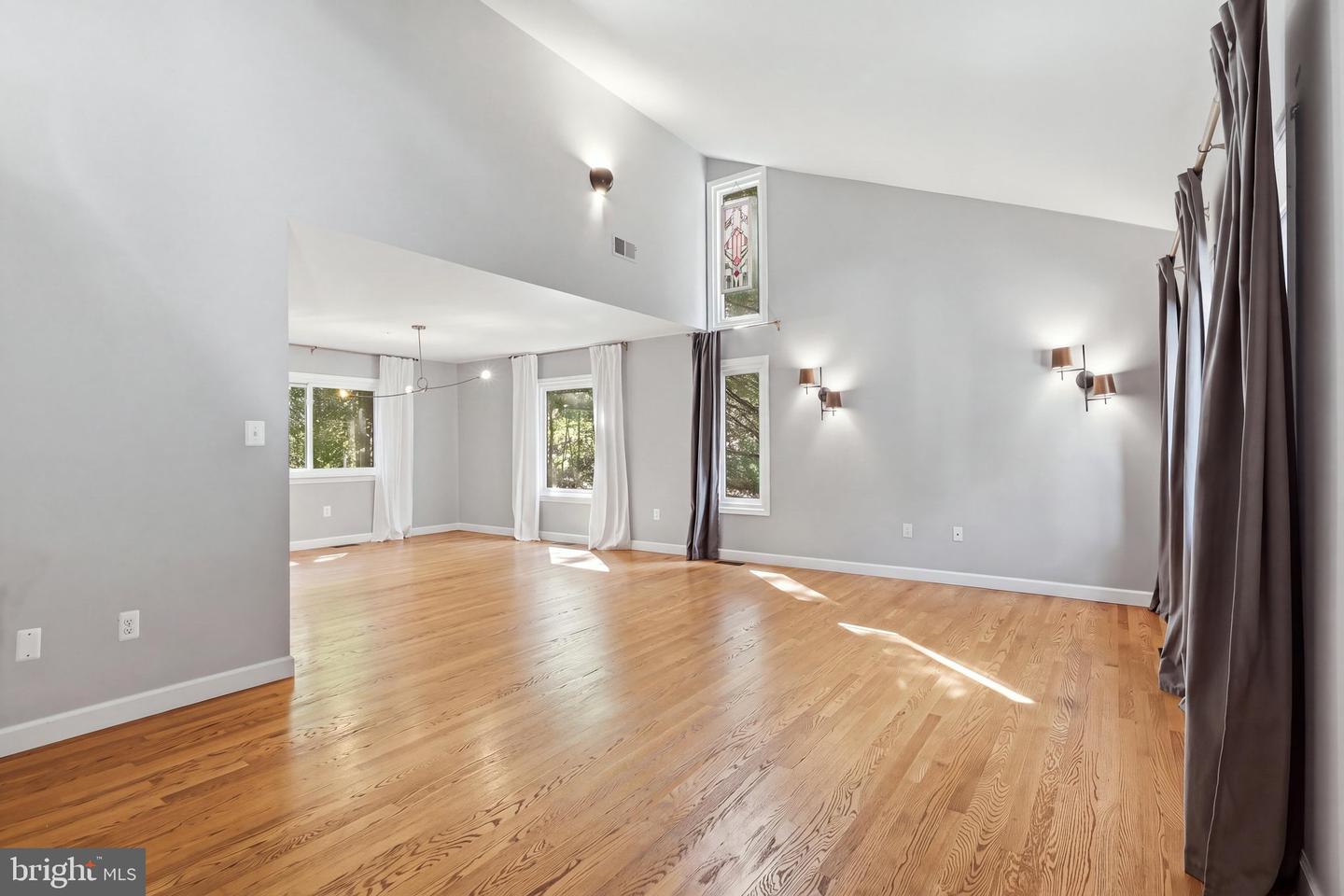 2025 Mock Orange Ct Property Photo 5