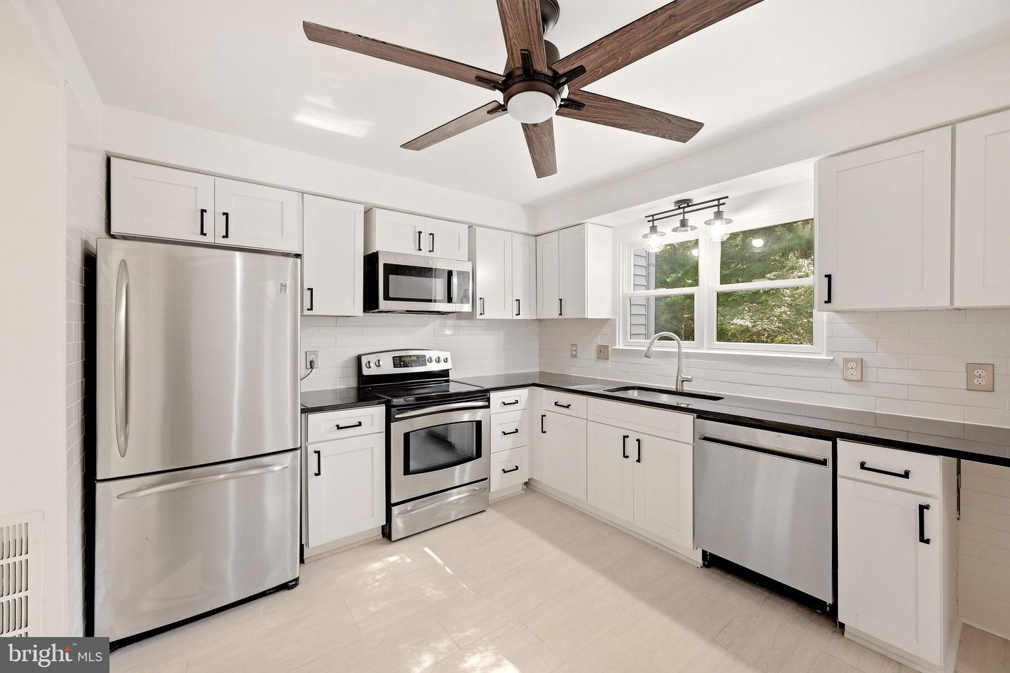 5986 Powells Landing Rd Property Photo 14