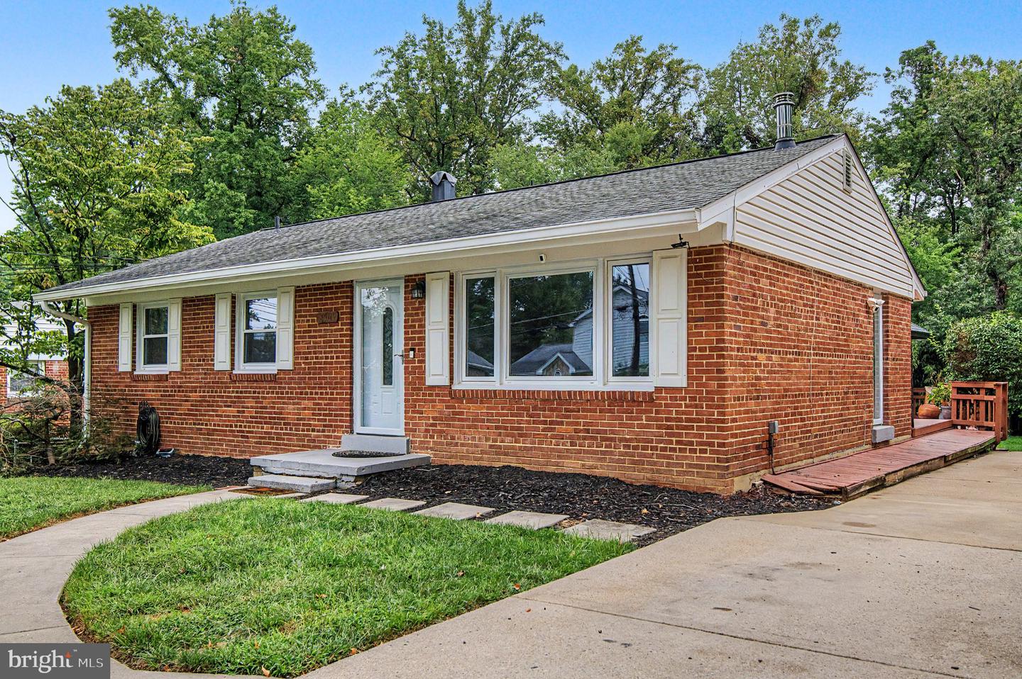 8901 Lagrange St Property Photo 6
