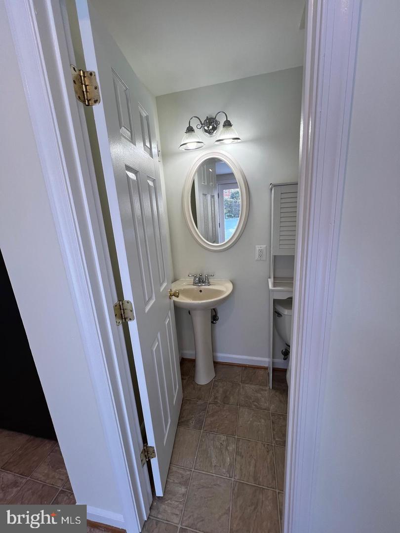 5831 Edgehill Dr Property Photo 6