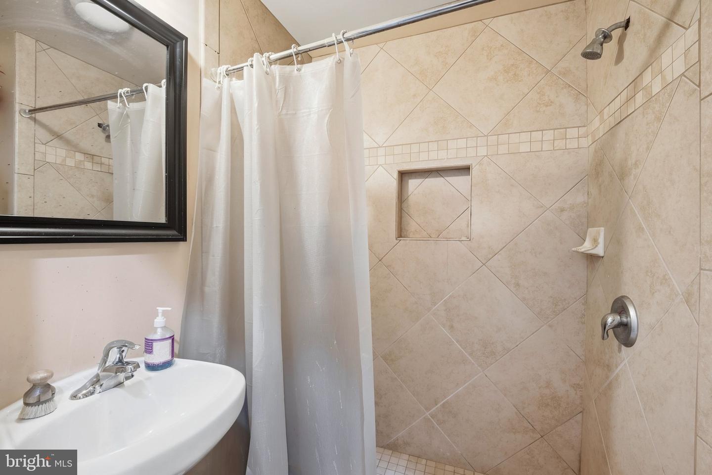 8561 Wyngate Manor Ct Property Photo 55