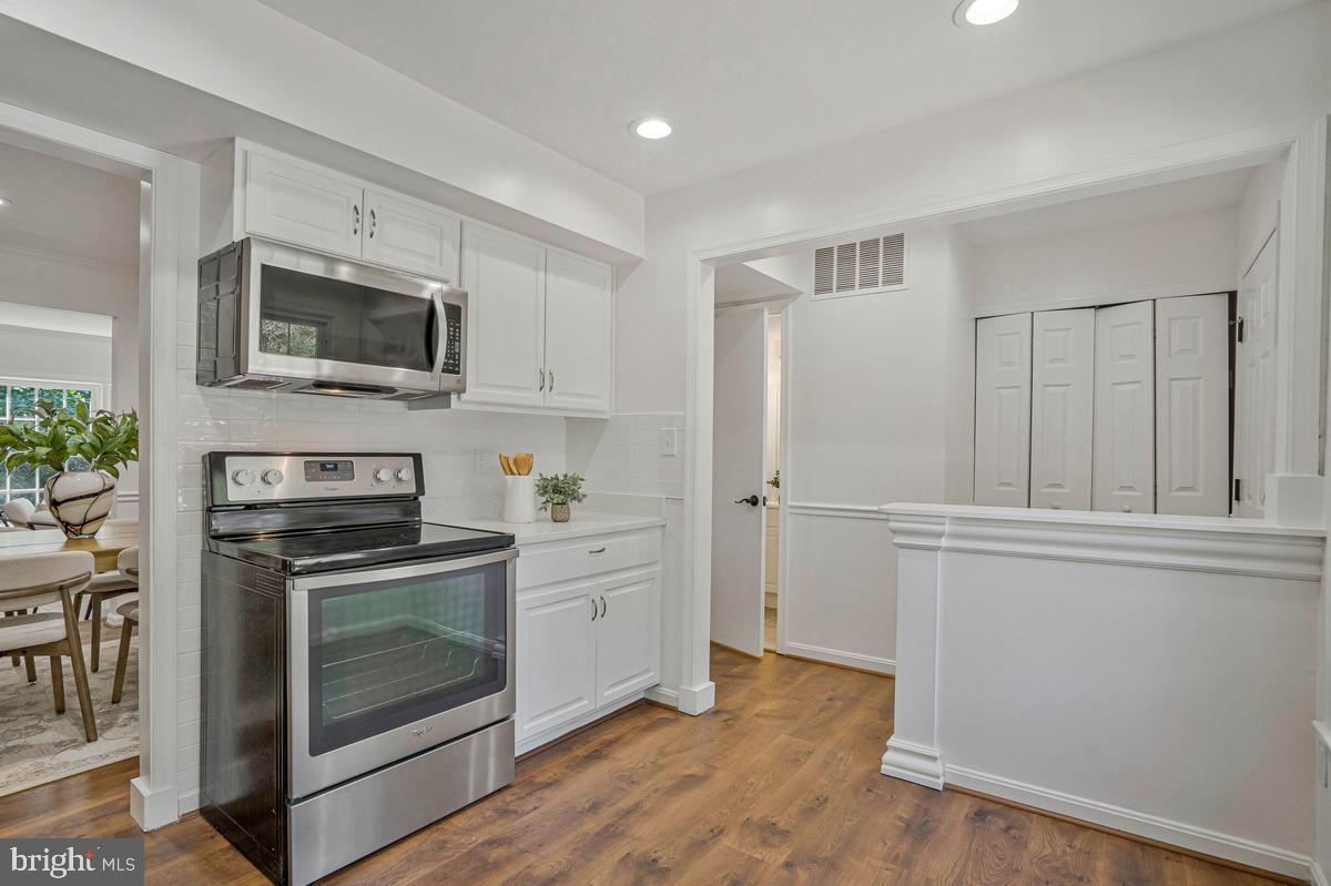 7821 Groveland Sq Property Photo 7
