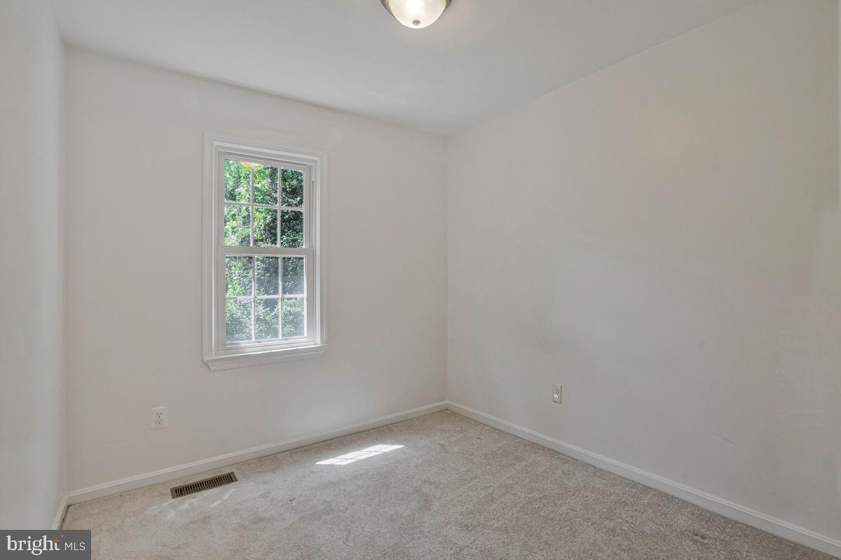 7821 Groveland Sq Property Photo 16
