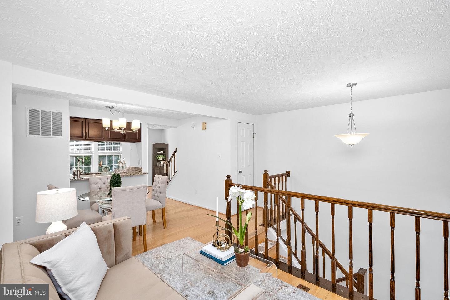 1594 Woodcrest Dr Property Photo 8