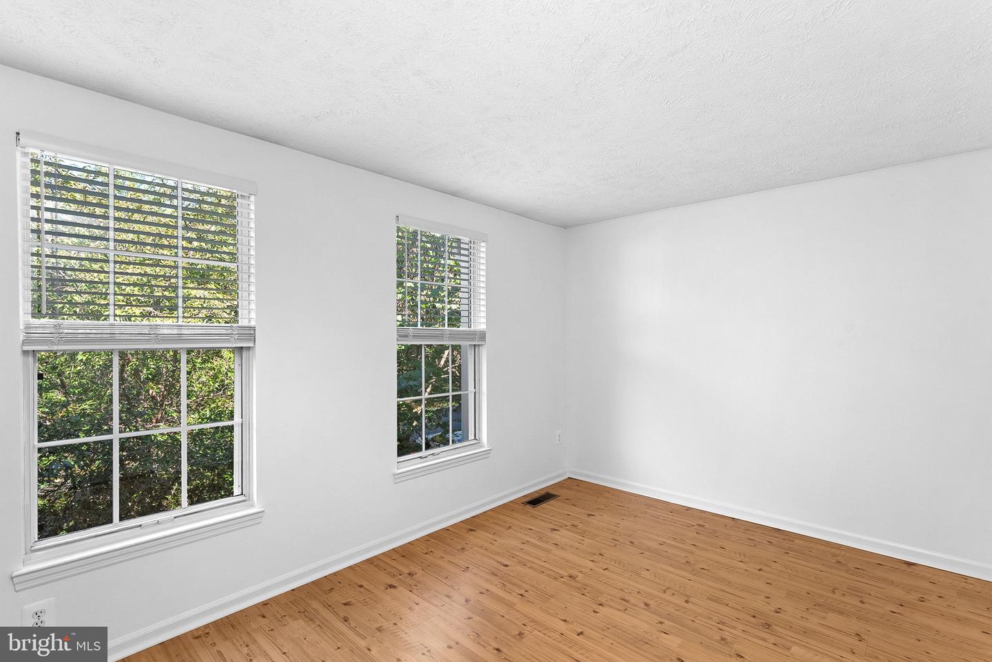 1594 Woodcrest Dr Property Photo 23