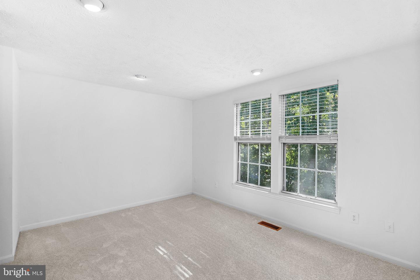 1594 Woodcrest Dr Property Photo 28