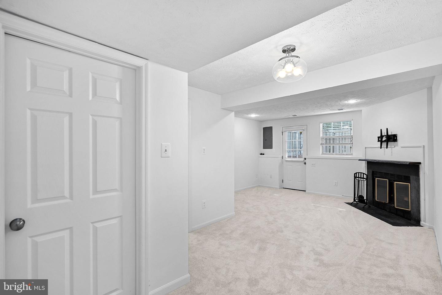 1594 Woodcrest Dr Property Photo 34
