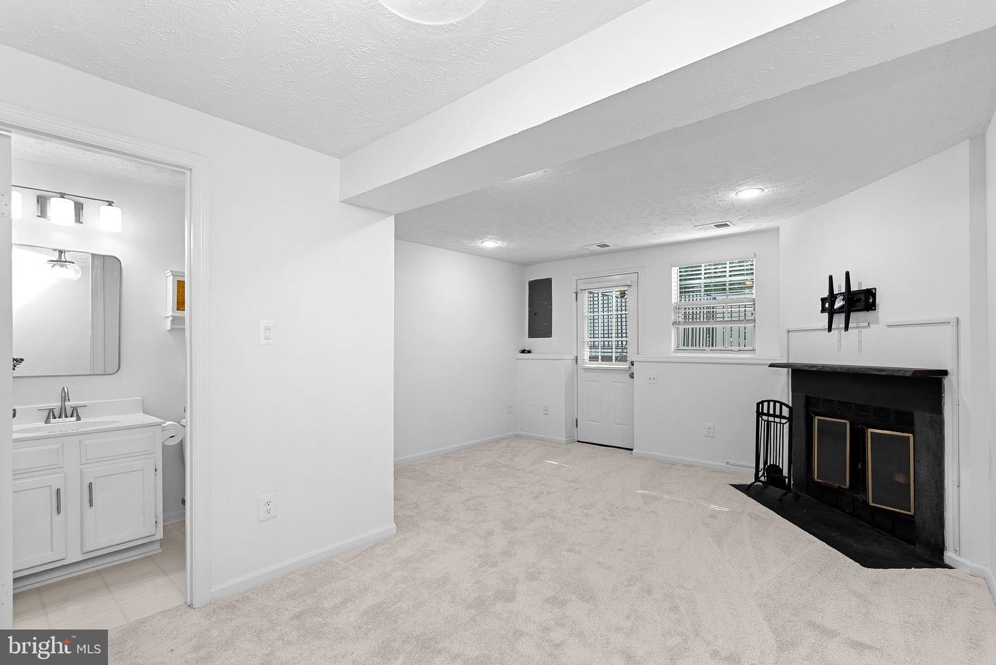 1594 Woodcrest Dr Property Photo 35