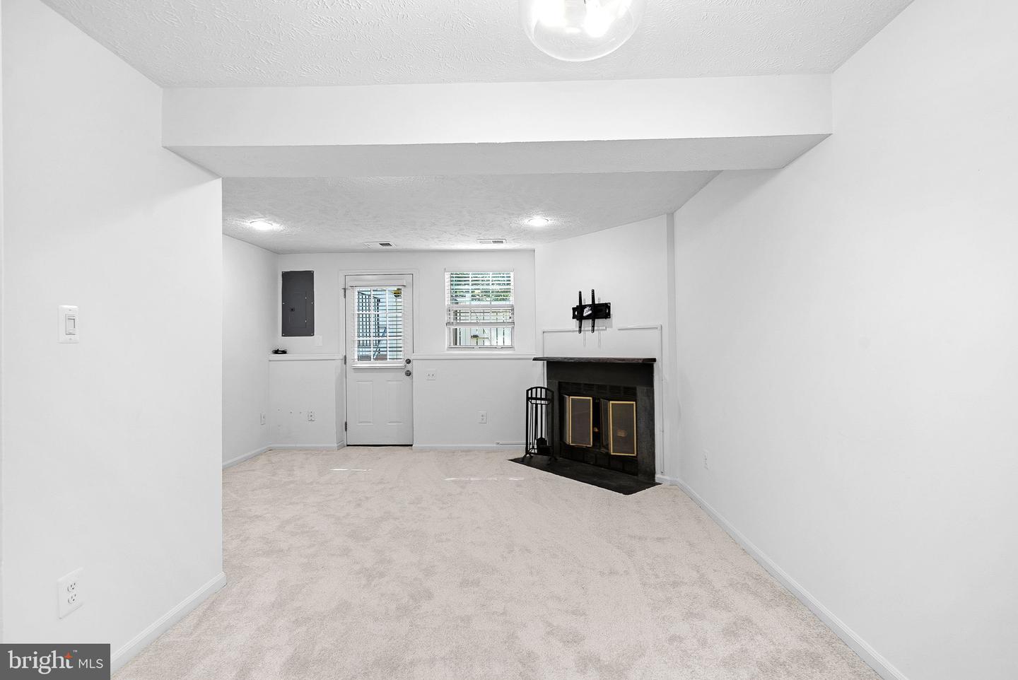 1594 Woodcrest Dr Property Photo 36
