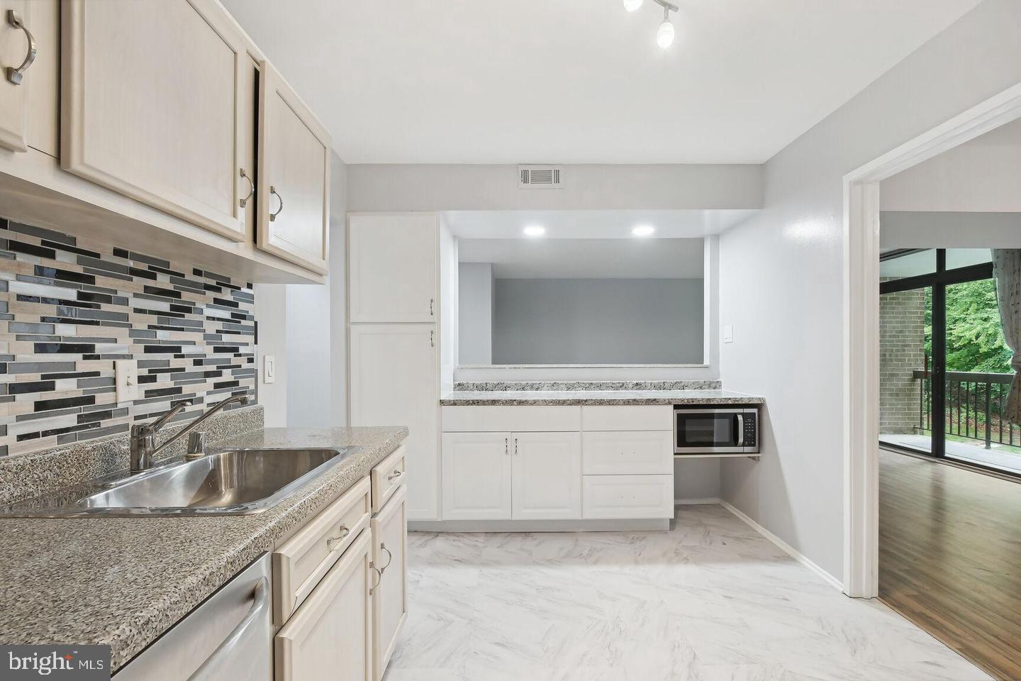 1635 PARKCREST CIR #8D/201 Property Photo 1