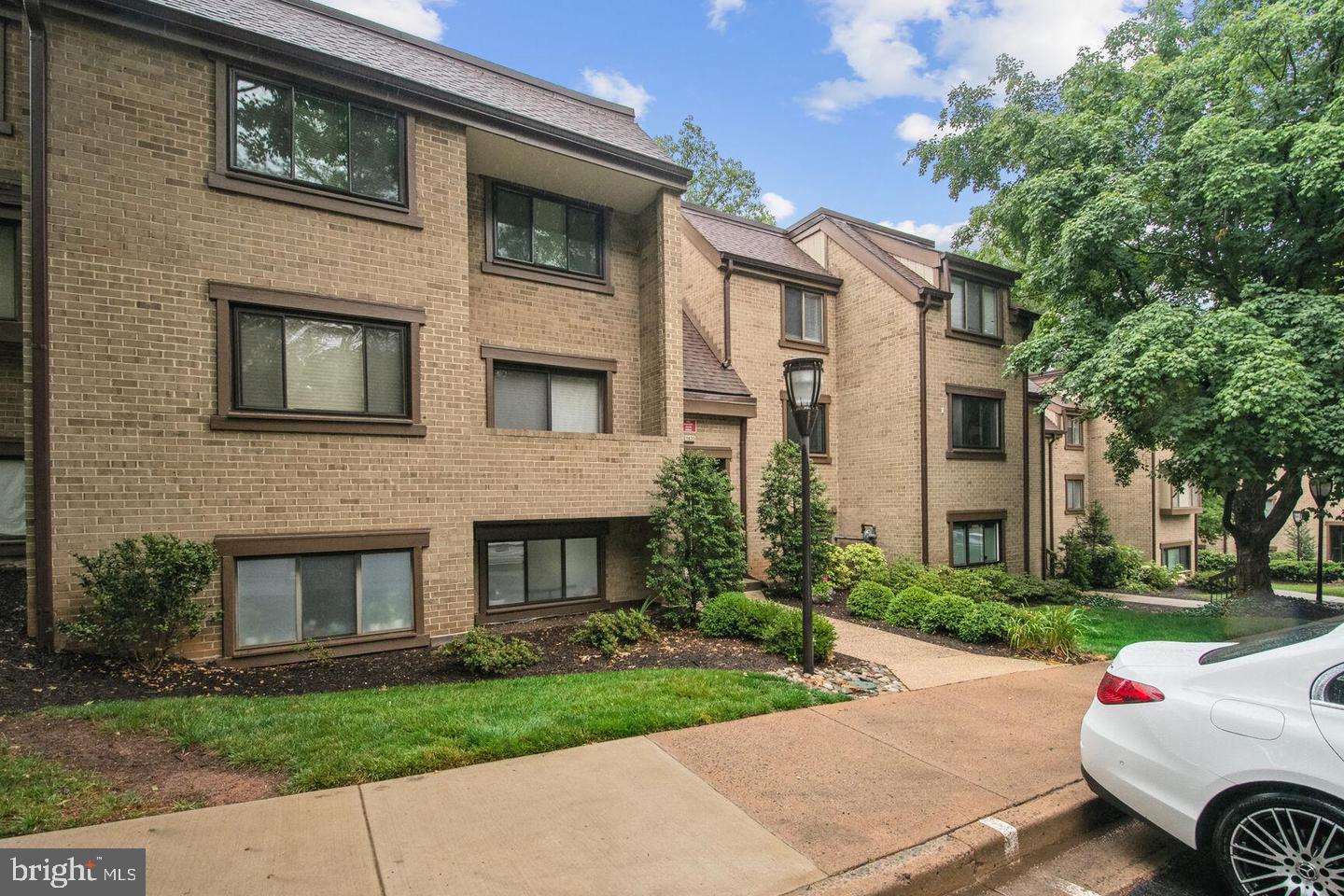 1635 Parkcrest Cir #8d/201 Property Photo 2
