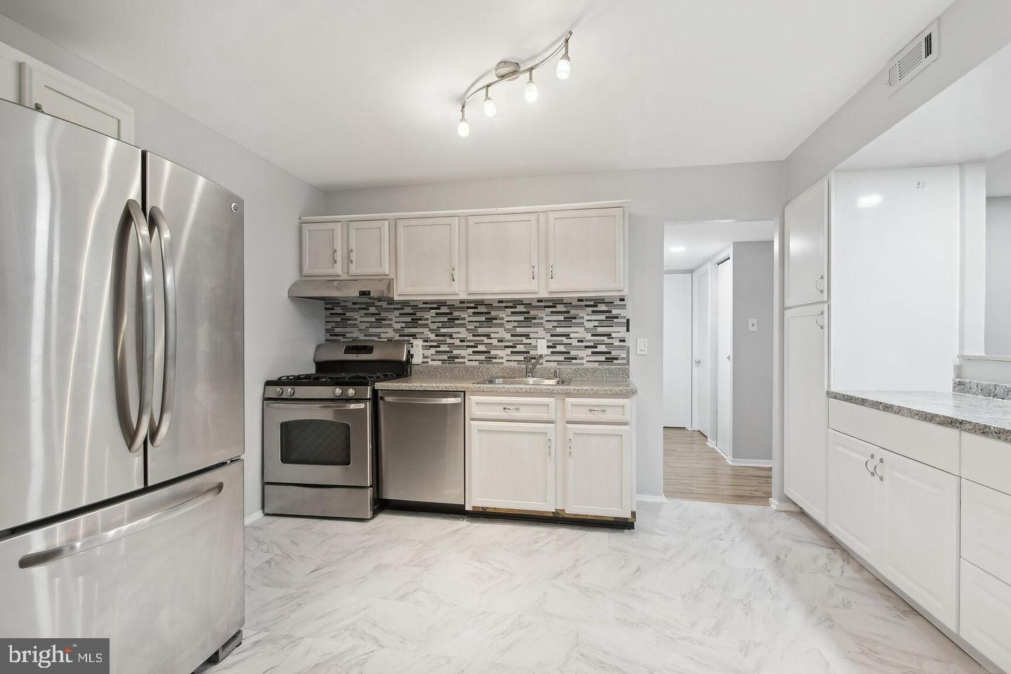 1635 Parkcrest Cir #8d/201 Property Photo 4