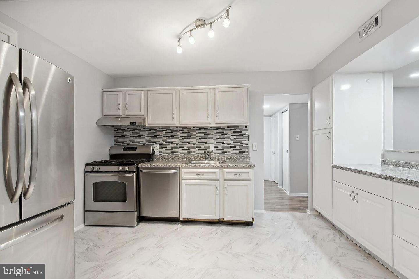 1635 Parkcrest Cir #8d/201 Property Photo 5