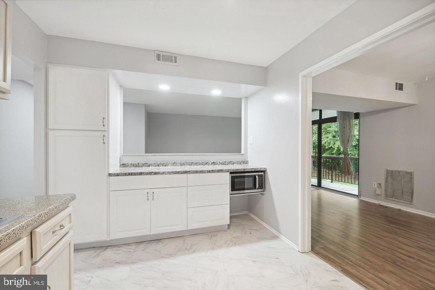 1635 Parkcrest Cir #8d/201 Property Photo 6