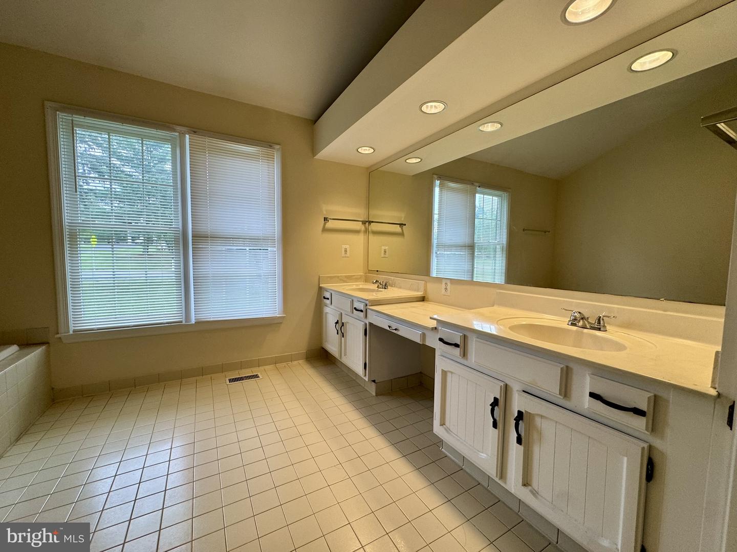 8470 Clover Leaf Dr Property Photo 12