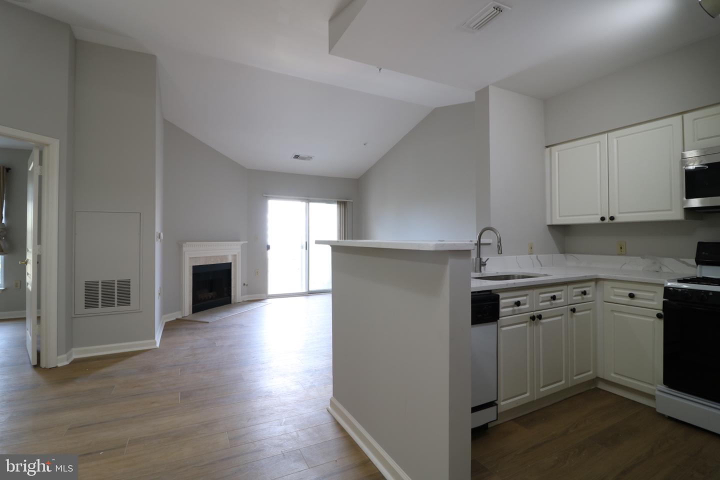 2204 Westcourt Ln #405 Property Photo 2