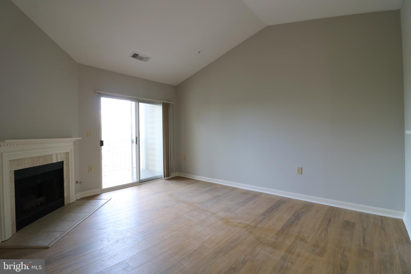 2204 Westcourt Ln #405 Property Photo 5