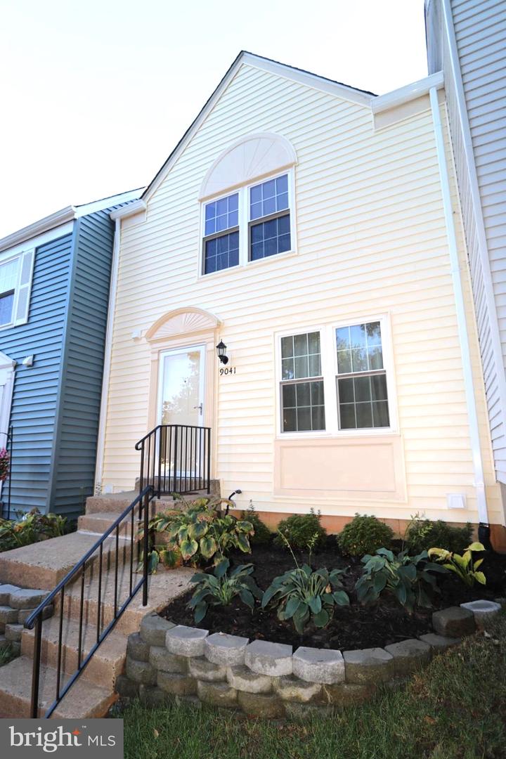9041 WHITE ROSE LN Property Photo 1