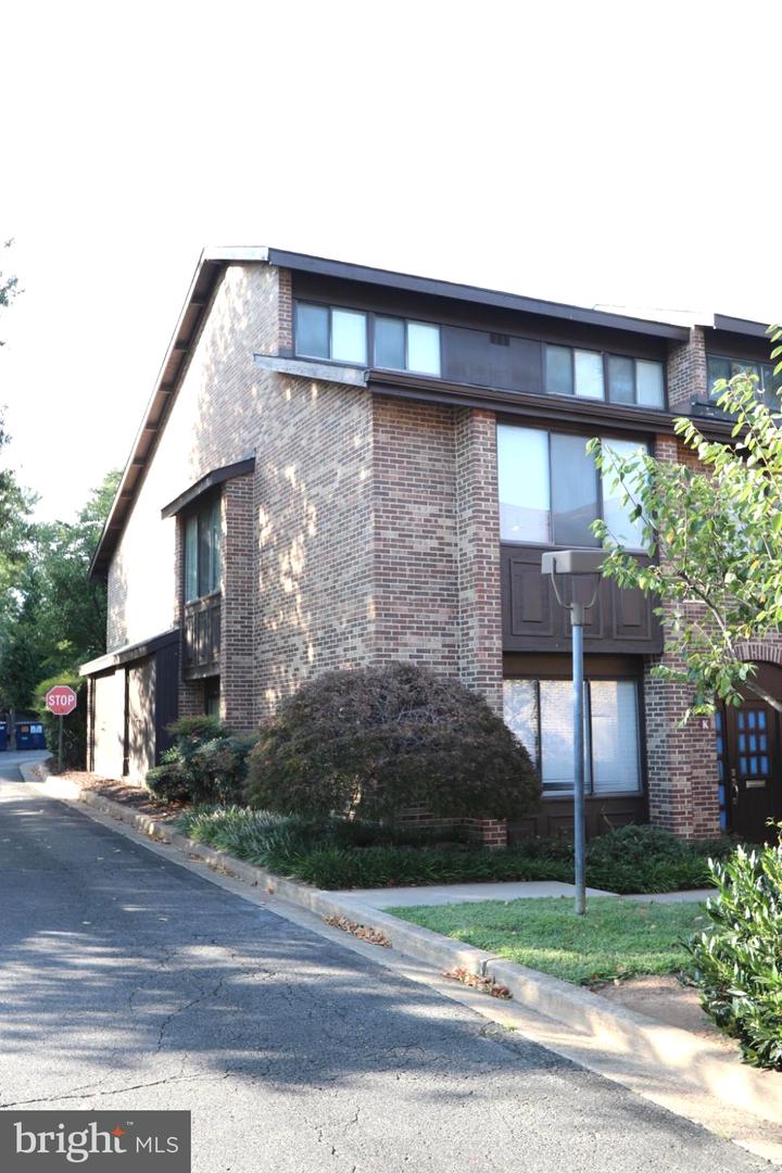 311 Maple Ave W #unit E Property Photo 3