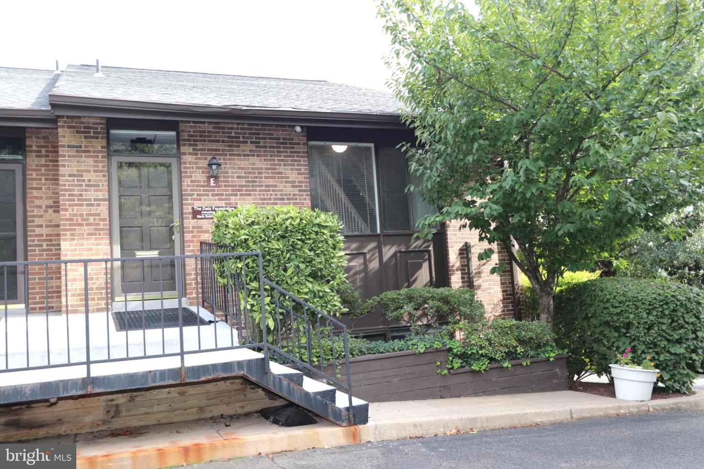311 Maple Ave W #unit E Property Photo 4