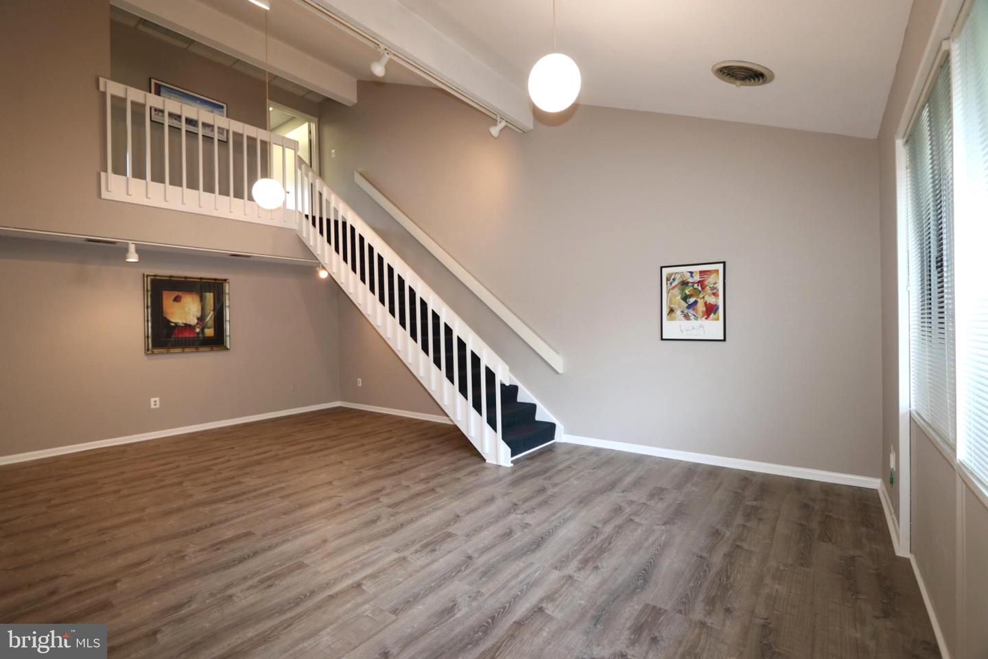 311 Maple Ave W #unit E Property Photo 6