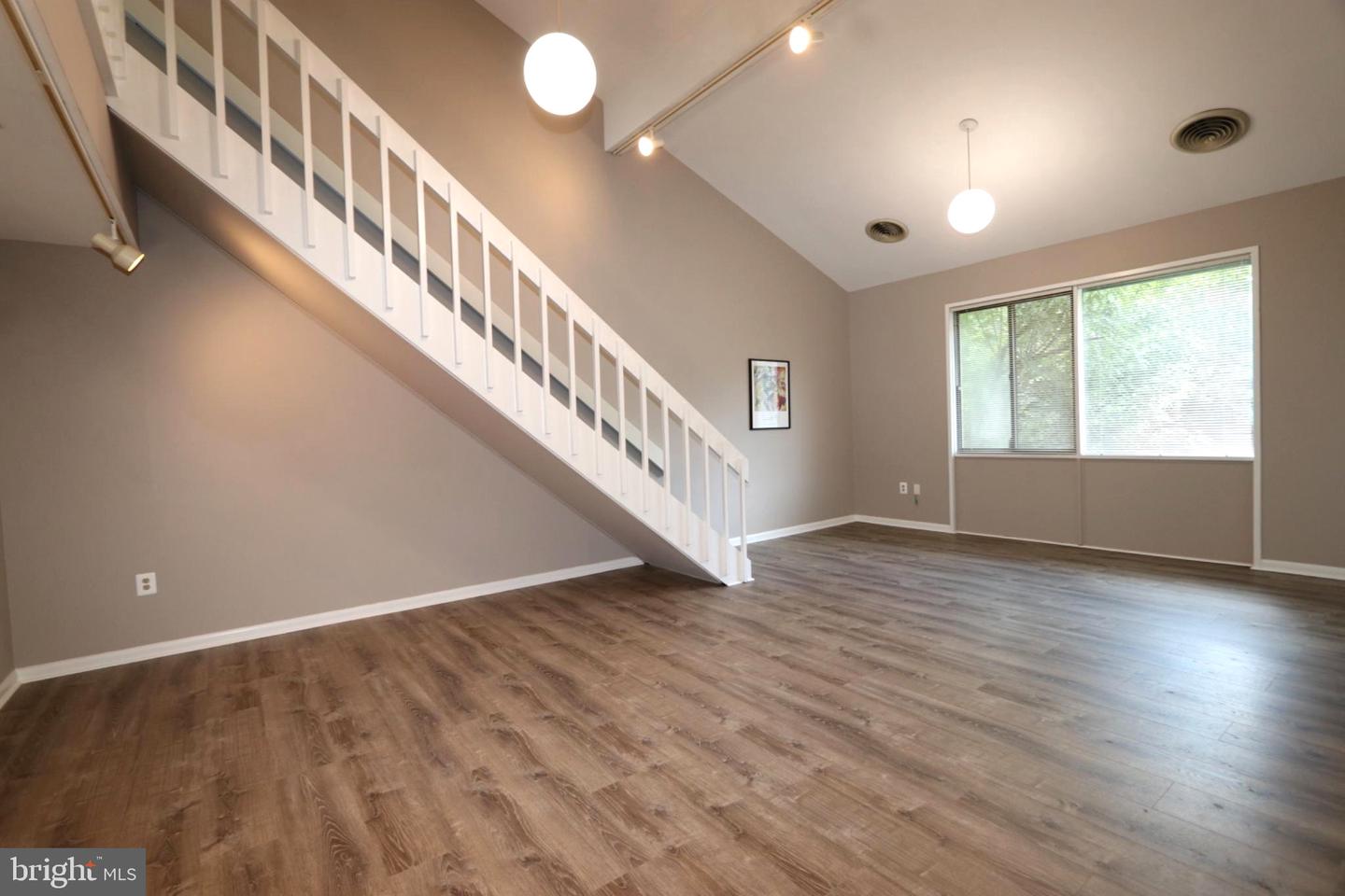 311 Maple Ave W #unit E Property Photo 7