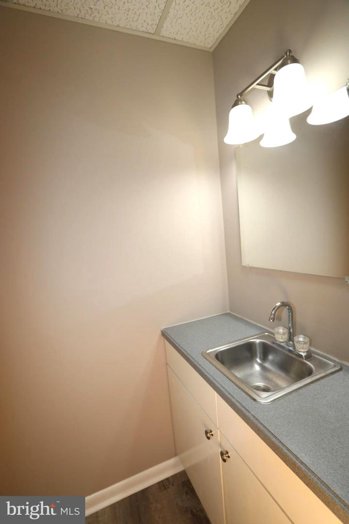 311 Maple Ave W #unit E Property Photo 17