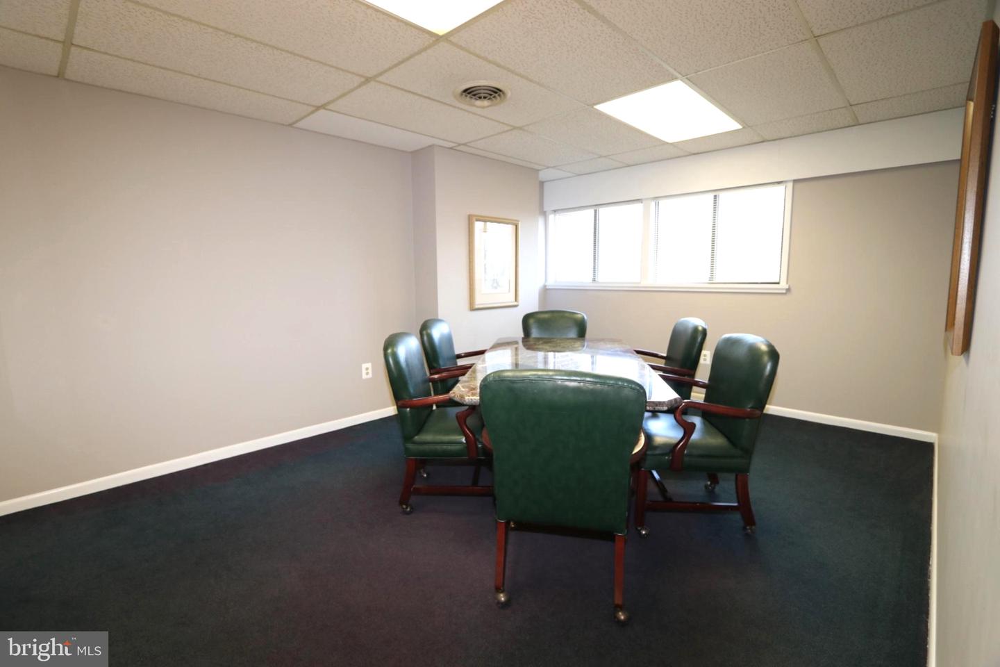 311 Maple Ave W #unit E Property Photo 18