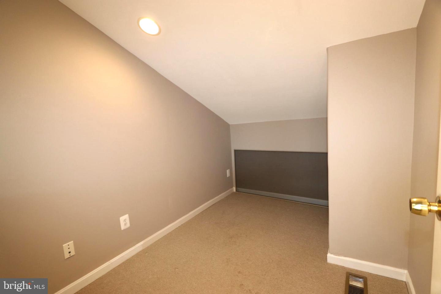 311 Maple Ave W #unit E Property Photo 20