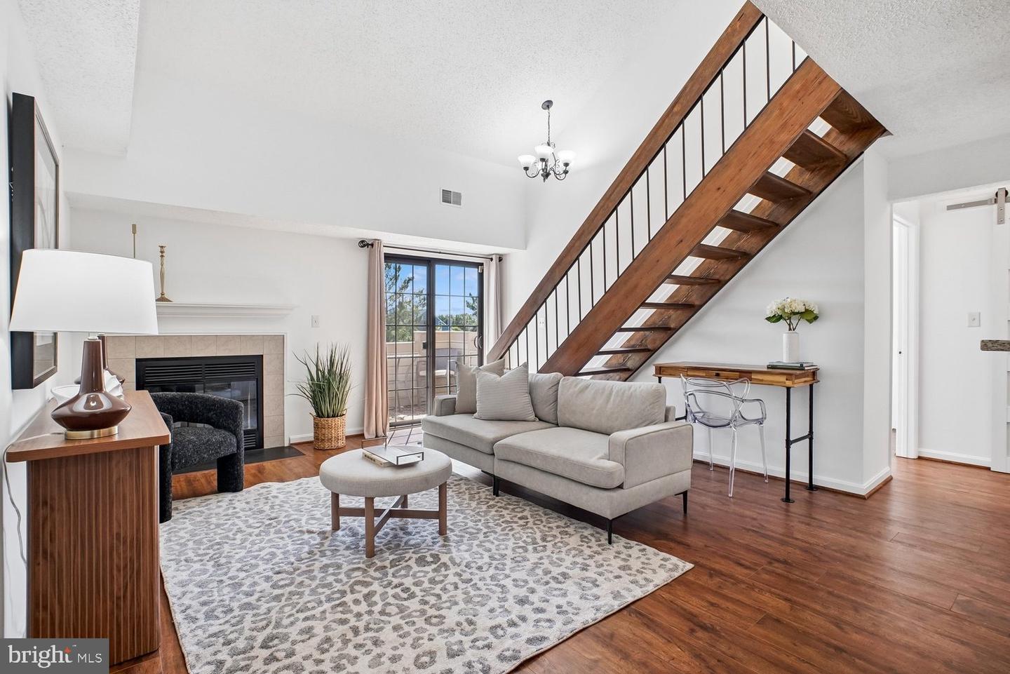 6931 MARY CAROLINE CIR #I Property Photo 1